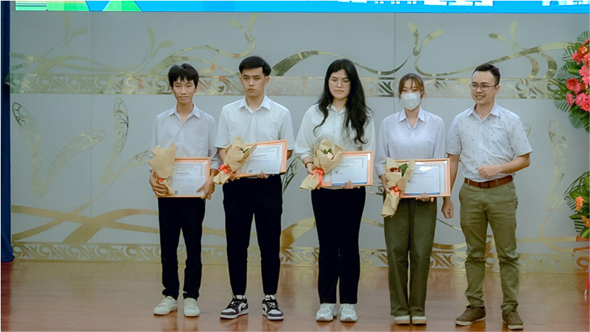 chao-don-tan-sinh-vien-va-trao-thuong-cho-cac-tai-nang-nha-kien-4